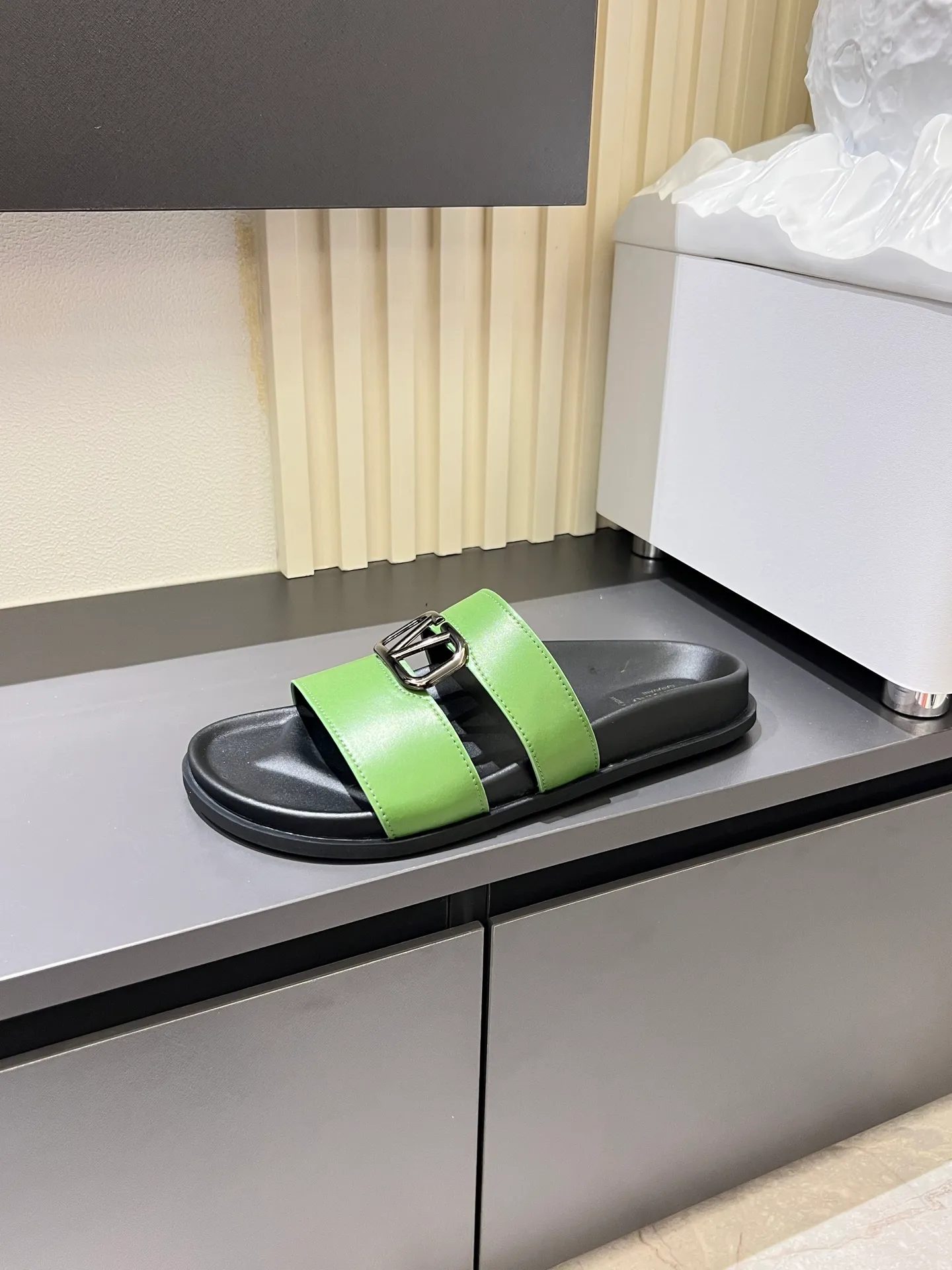 Men's shoes 💰p300 VALENTINO Men's 🧍‍♂️ Spring and summer new style metal logo flat slippers, elegant sandals, the same style worn by celebrities, original molding, imported calfskin. Rubber outsole. Soft and durable, full set of counter packaging size: 39-44 (.45.46 customized)